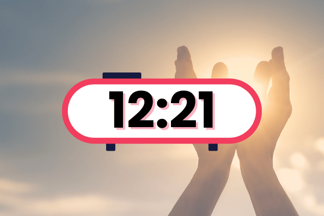 Imagem de um relógio marcando o horário das 12:21. Ao fundo, há a imagem de uma mão levantada em direção a luz do sol.