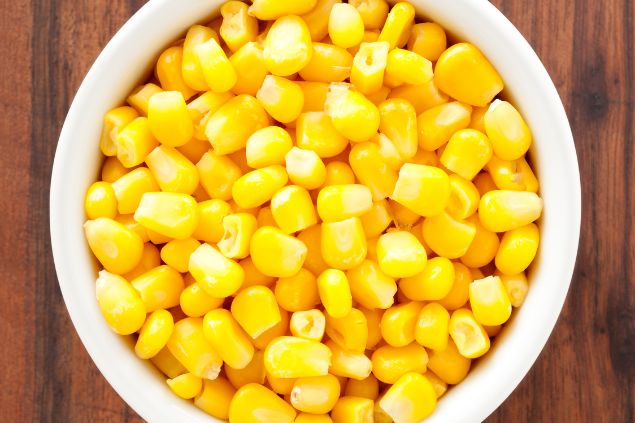 Imagem de grãos de milho dentro de bowl. Um dos itens de oferendas para o Pai Benedito da Umbanda.