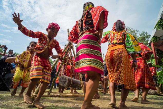 Imagem de várias crianças em um ritual. Elas usam roupas coloridas, simbolizando Cosme e Damião.