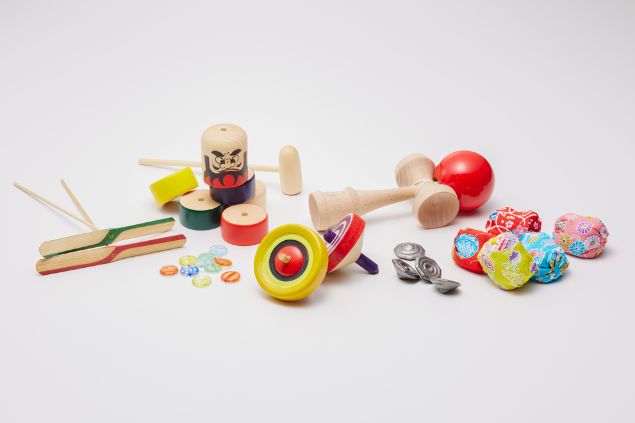 Imagem de pequenos brinquedos que são ofertados para a Erê Mariazinha.