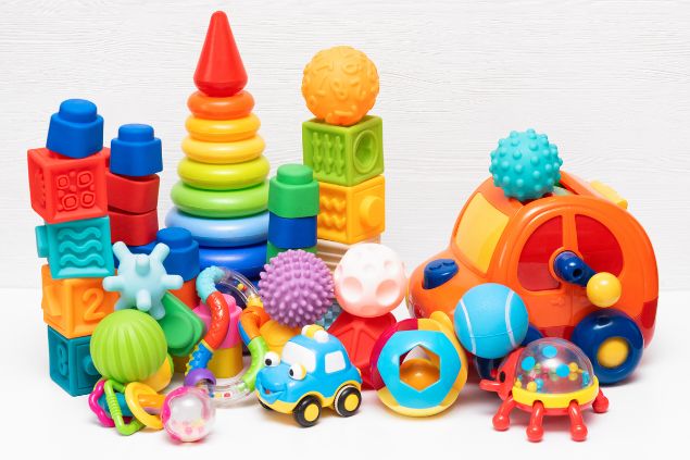 Imagem de vários tipos de brinquedos pequenos, uma das oferendas para a Erê Terezinha.