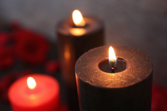 Imagem de velas pretas e vermelhas, uma das oferendas para o Exu Tranca-Ruas.
