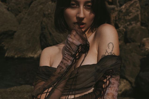 Imagem de uma mulher sensual e misteriosa, usando um vestido transparente preto, simbolizando a Pombagira Sete Saias.