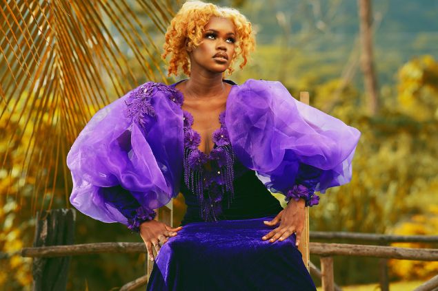 Imagem de uma mulher parda, com cabelos louros, usando um lindo vestido roxo, simbolizando a pombagira Dama da Noite.