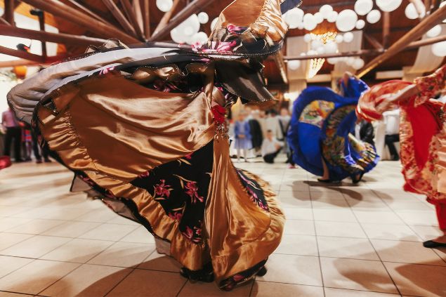 Imagem de uma cigana usando um vestido dourado, simbolizando a cigana Esmeralda, entidade da Umbanda.