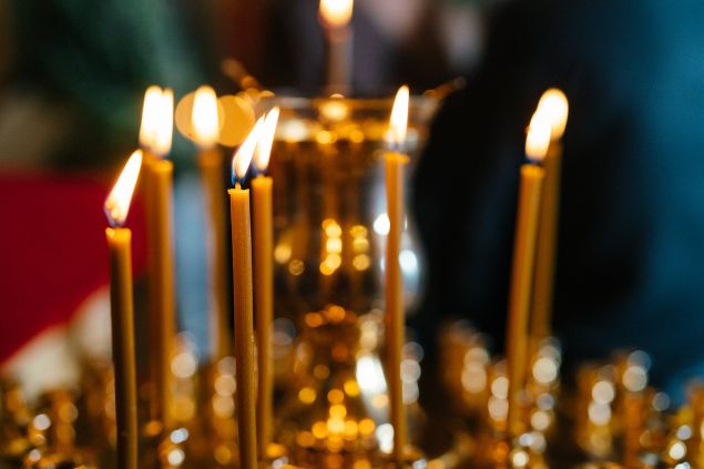 Imagem de várias velas na cor dourada. Elas simbolizam uma das oferendas para a cigana Esmeralda da Umbanda.