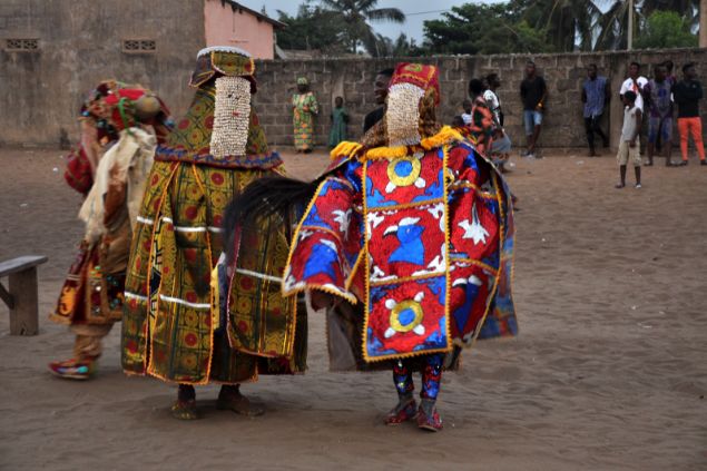 Wikimedia Commons / DEGAN Gabin / Canva Imagem de Egun, um espírito ancestral da Umbanda e do Candomblé.