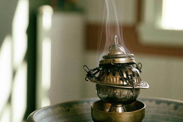 Kamil / Pexels / Canva Imagem de um defumador sendo utilizado para limpeza espiritual com ervas, simbolizando um dos rituais para o Zé Caveirinha.