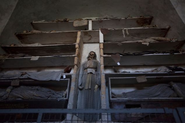 Serghei Turcanu / Getty Images / Canva Imagem de várias catacumbas e ao centro uma caveira dentro de uma catacumba, simbolizando o Exu das 7 Catacumbas.