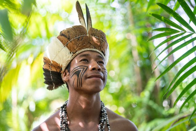 FG Trade / Getty Images Signature / Canva Imagem de um homem índigena em uma mata, simbolizando o caboclo Zé Pereira da Umbanda.