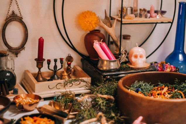 Alina Vilchenko / Pexels / Canva Imagem de um ritual de oferenda ao caboclo Cobra Coral da Umbanda.