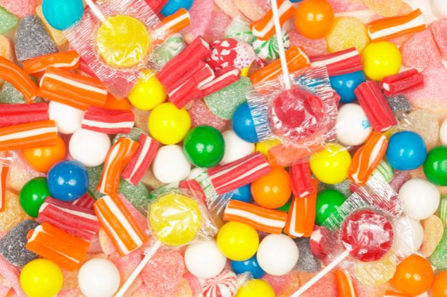 Hemera Technologies / Photo Images / Canva Imagem de vários doces como balas, pirulitos e gomas, uma das oferendas para o Erê Pedrinho da Umbanda.