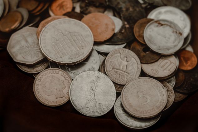 Kevser / Pexels / Canva Imagem de várias moedas, simbolizando uma das oferendas para o malandro Camisa Listrada da Umbanda.