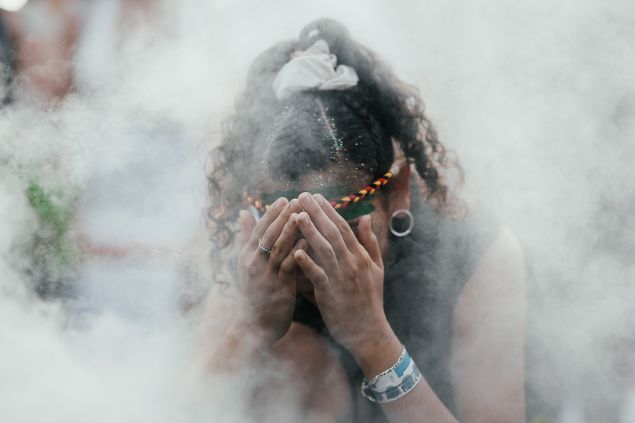 Luke Currie-Richardson de Luke Currie-Richardson / Canva Imagem de uma mulher em um ritual em um terreiro, fazendo uma oração