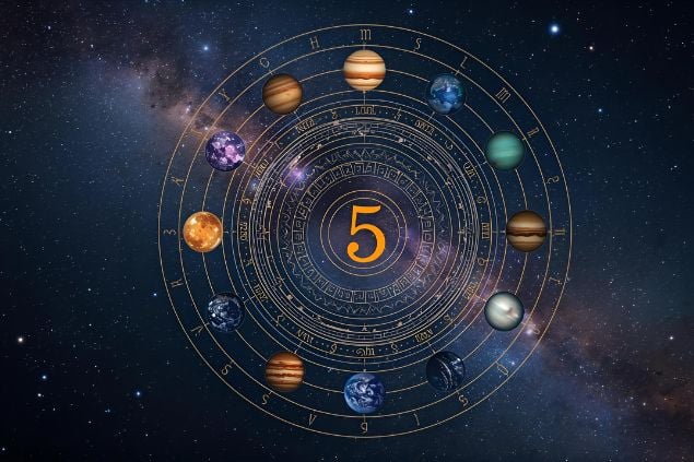 Canva/horoscopovIrtuAl Imagem de uma mandala astrológica com os planetas coloridos, no centro dela o número 5 e de fundo o universo.