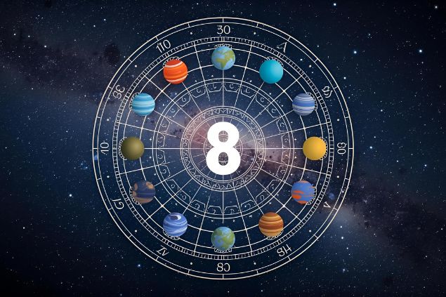 Canva/horoscopovIrtuAl Imagem de uma mandala astrológica com os planetas coloridos, no centro dela o número 8 e de fundo o universo.