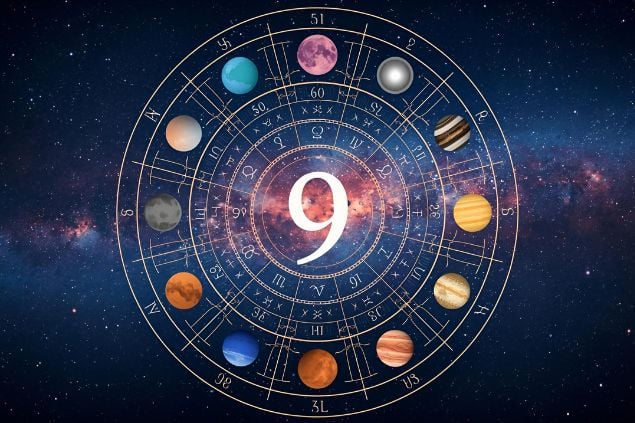 Canva/horoscopovIrtuAl Imagem de uma mandala astrológica com os planetas coloridos, no centro dela o número 9 e de fundo o universo.