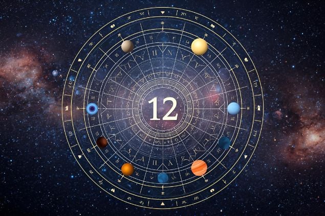 Canva/horoscopovIrtuAl Imagem de uma mandala astrológica com os planetas coloridos, no centro dela o número 12 e de fundo o universo.
