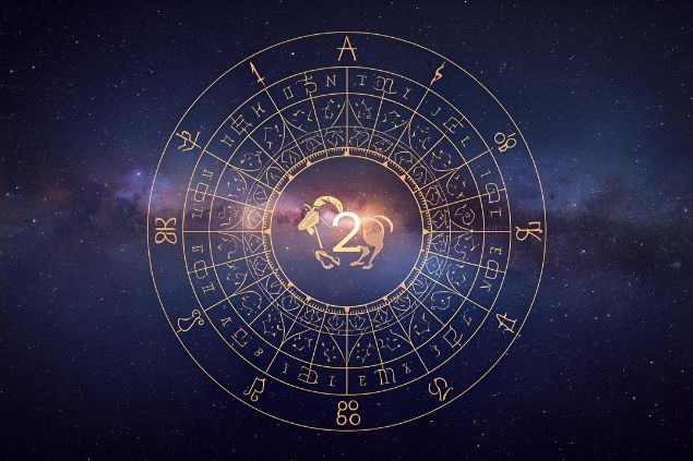 Canva/horoscopovIrtuAl Imagem do glifo de capricórnio junto com o número 2 no centro de uma mandala astrológica com fundo do universo.