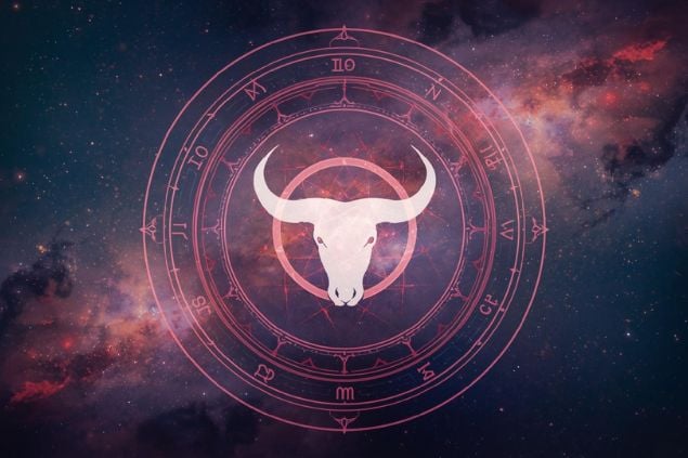 Glifo do signo de touro dentro de uma mandala astrológica e ao fundo o universo.