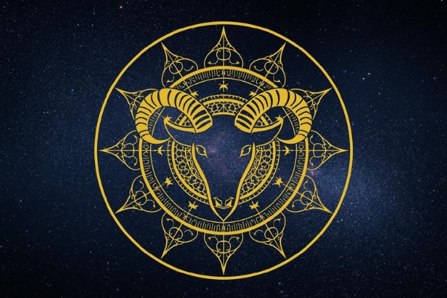 Glifo do signo de capricórnio dentro de uma mandala astrológica e ao fundo o universo.