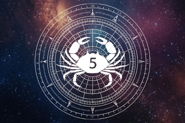 Canva/horoscopovIrtuAl Imagem do glifo de câncer junto com o número 5 posicionados no centro de uma mandala astrológica com fundo do universo.
