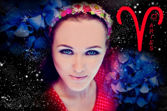 Imagem de uma mulher usando uma tiara com flores coloridas sobre a cabeça e ao lado, o glifo do signo de áries.