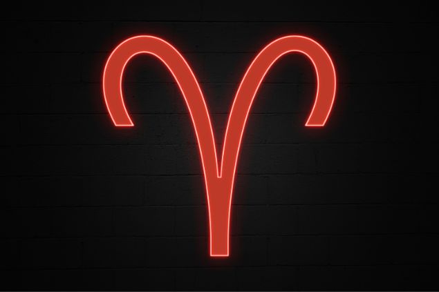 Gwengoat /Getty Images Signature / Canva Imagem de fundo preto e em destaque o glifo do signo de áries na cor vermelha.