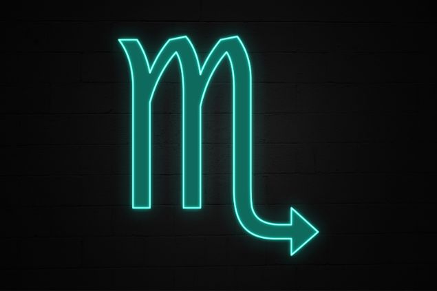 Gwengoat /Getty Images Signature / Canva Imagem de fundo preto e em destaque o glifo do signo de escorpião na cor verde