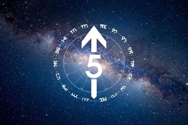 Imagem do glifo de sagitário que é uma flecha apontando para cima, junto com o número 5 posicionados no centro de uma mandala astrológica com fundo do universo.