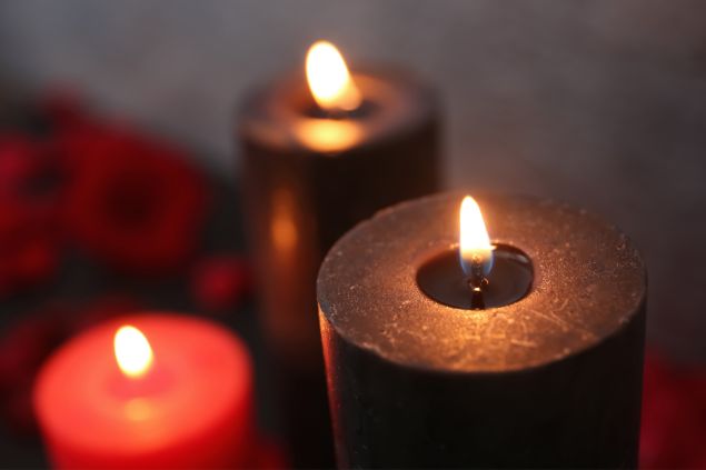 Imagem de velas pretas e vermelhas, uma das oferendas para o Exu Mangueira