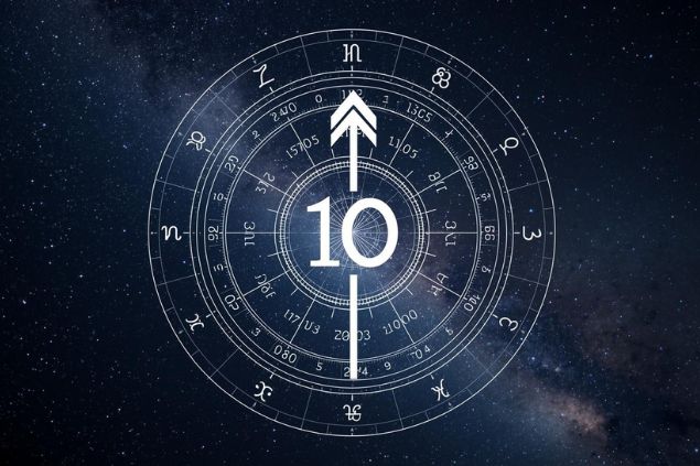 Imagem do glifo de sagitário que é uma flecha apontando para cima, junto com o número 10 posicionados no centro de uma mandala astrológica com fundo do universo.