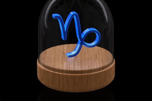 Roydee / Getty Images Signature / Canva Imagem do logo iluminado do signo de capricórnio dentro de uma cúpula de vidro.