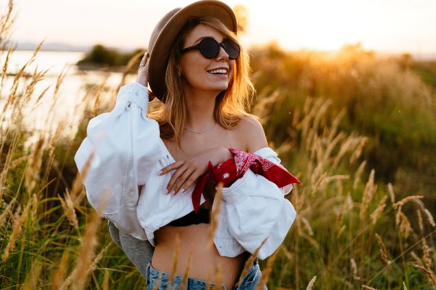 Алекке Блажин / Pexels / Canva Imagem de uma mulher sensual em um campo de trigo, representando o signo de escorpião.