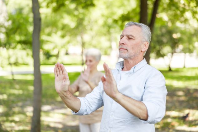 YakobchukOlena / Getty Images / Canva Imagem de duas pessoas em uma praça, fazendo exercícios. Elas estão serenas e tranquilas, representando o signo de capricórnio.