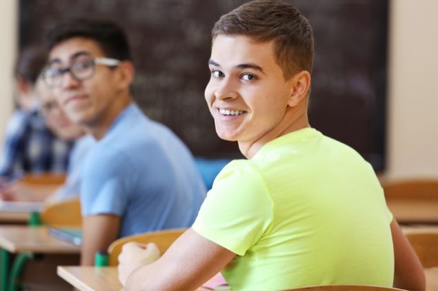 Imagem de dois alunos do signo de escorpião em uma sala de aula  