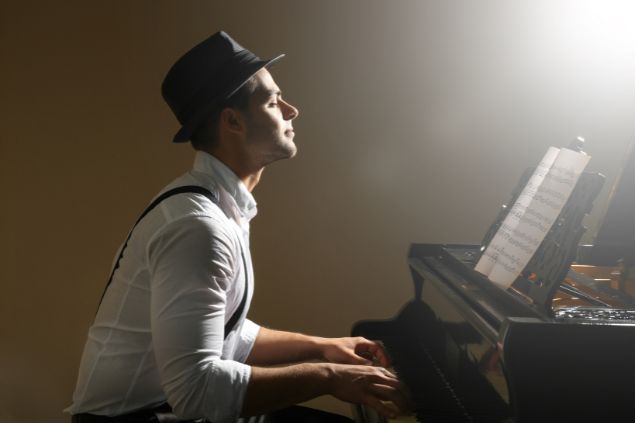 Pixelshot / Canva Imagem de um jovem músico tocando o seu piano.