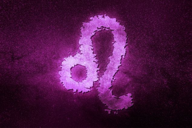 Allexxandar de Getty Images grátis para o Canva Pro Imagem de fundo lilás e roxo e em destaque o símbolo do signo de leão.