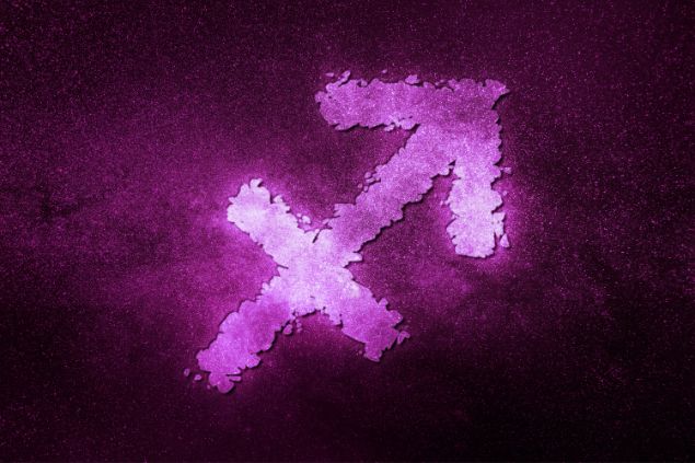 Allexxandar de Getty Images grátis para o Canva Pro Imagem de fundo lilás e roxo e em destaque o símbolo do signo de sagitário.