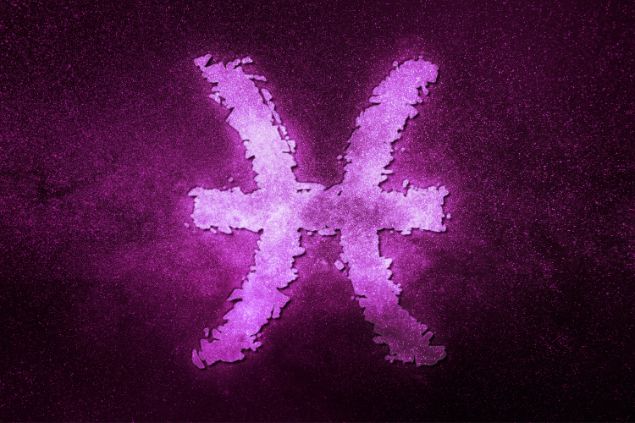 Allexxandar de Getty Images grátis para o Canva Pro Imagem de fundo lilás e roxo e em destaque o símbolo do signo de peixes.