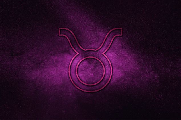 Allexxandar de Getty Images grátis para o Canva Pro Imagem de fundo lilás e roxo e em destaque o símbolo do signo de touro.