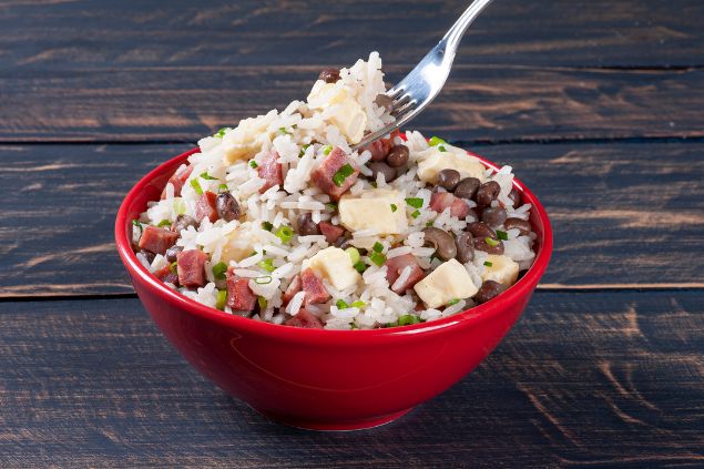Flavia Novais / Getty Images Imagem de um prato com a comida Baião de Dois.