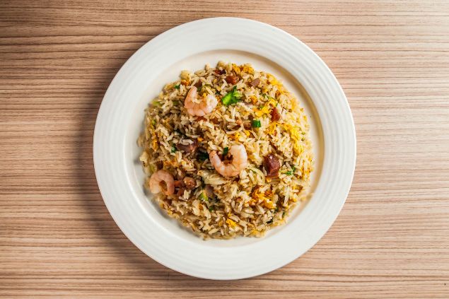 RVRSPTR Lab / Pexels / Canva Imagem de um prato típico nordestino de camarão com arroz.