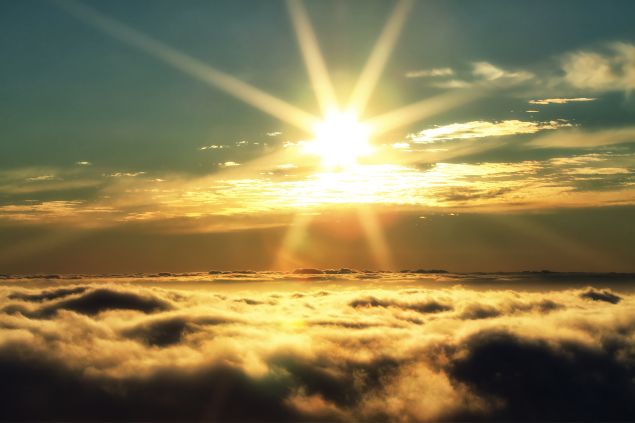 _ultraforma_ / Getty Images Signature / Canva Imagem de um Sol sobre as nuvens. A foto traz o conceito de iluminação divina.