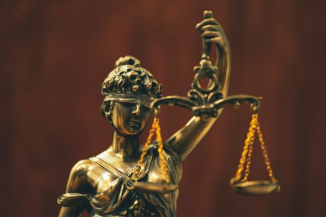 Pitiphothivichit / Getty Images Pro / Canva Imagem de uma estátua simbolizando a justiça.