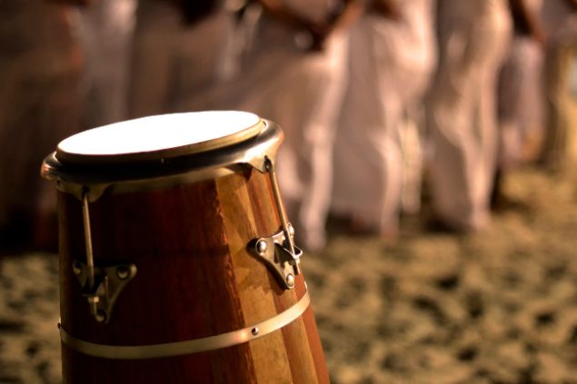 FernandoPodolski / Getty Images Signature / Canva Imagem de um atabaque em um terreiro de Umbanda.