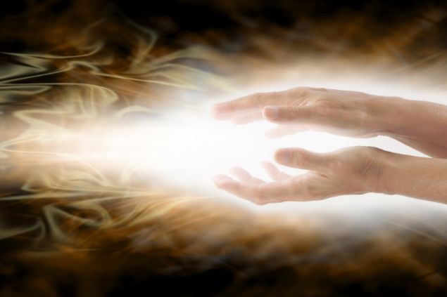NikkiZalewski / Getty Images Pro / Canva Imagem de duas mãos sobre um feixe de luz. A foto traz o conceito de cura energética pela cabocla Iara.