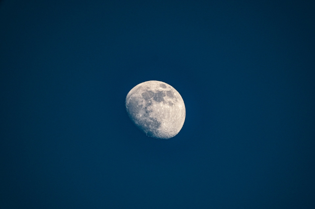 Lua minguante em um final de tarde.