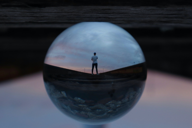 Reflexão de uma pessoa em um espelho esférico