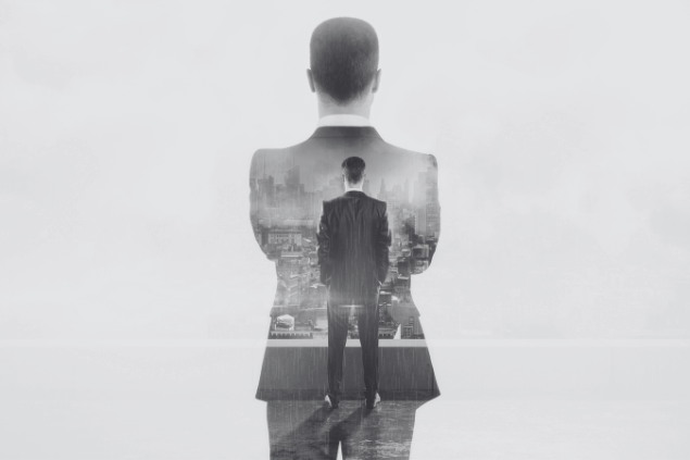 peshkov / Getty Images / Canva Pro Homem vestindo terno refletindo sozinho. Conceito de introspecção e solitude.